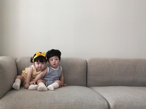 Ngắm cặp sinh đôi người Hàn đáng yêu tựa thiên thần khiến dân mạng "phát sốt"