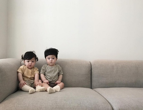 Ngắm cặp sinh đôi người Hàn đáng yêu tựa thiên thần khiến dân mạng "phát sốt"
