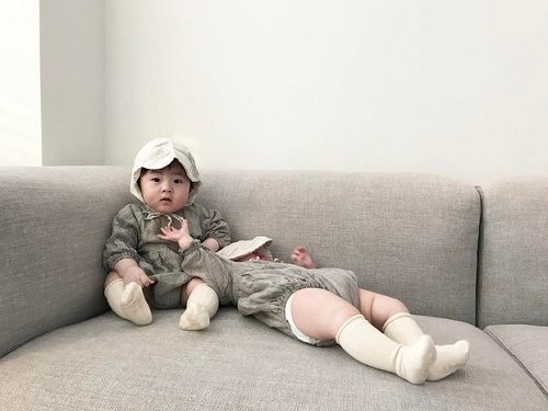 Ngắm cặp sinh đôi người Hàn đáng yêu tựa thiên thần khiến dân mạng "phát sốt"
