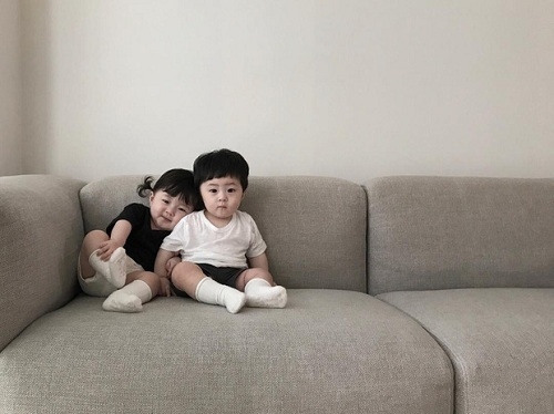 Ngắm cặp sinh đôi người Hàn đáng yêu tựa thiên thần khiến dân mạng "phát sốt"