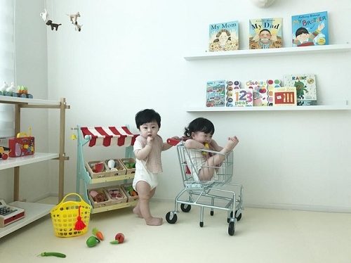 Ngắm cặp sinh đôi người Hàn đáng yêu tựa thiên thần khiến dân mạng "phát sốt"