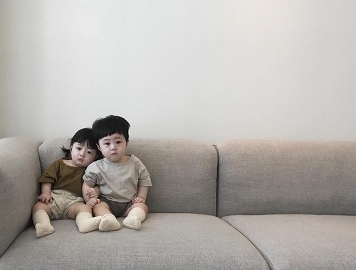 Ngắm cặp sinh đôi người Hàn đáng yêu tựa thiên thần khiến dân mạng "phát sốt"