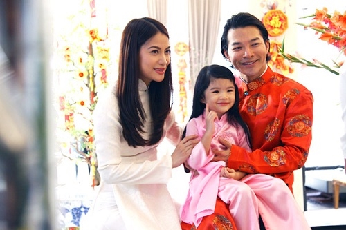 Những bà mẹ đơn thân sở hữu vòng 1 siêu gợi cảm của showbiz Việt