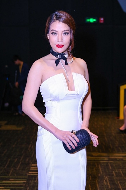 Những bà mẹ đơn thân sở hữu vòng 1 siêu gợi cảm của showbiz Việt