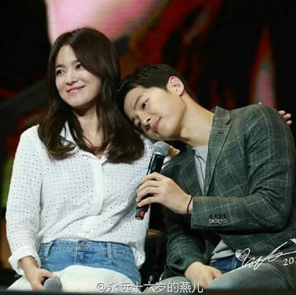 Cách phối đồ thông minh khiến Song Hye Kyo luôn trẻ hơn Song Joong Ki