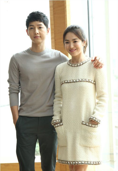 Cách phối đồ thông minh khiến Song Hye Kyo luôn trẻ hơn Song Joong Ki