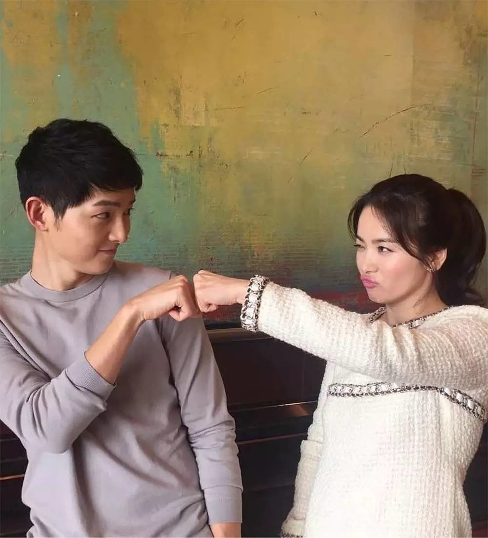 Song Hye Kyo đẹp bất chấp tuổi 36, đánh bật khoảng cách tuổi tác với người yêu. Chẳng cần cầu kì với váy áo dài chấm gót cũng chẳng lấp lánh với những chất liệu ánh kim cô vẫn nổi bật và hấp dẫn.