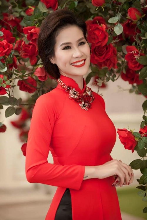 Thân Thúy Hà từng được xem là một trong những cái tên nổi trội của làng điện ảnh Việt. Cô sở hữu vóc dáng cao ráo, khuôn mặt thanh tú và diễn xuất khá tốt. Sau một thời gian tạm lui về kết hôn, ngỡ đâu cô đã yên bề gia thất và tập trung chính thức vào việc chăm lo gia đình, thế nhưng những biến cố ập đến, Thân Thúy Hà chia tay chồng và trở thành bà mẹ đơn thân. Hiện nay, cô chủ yếu chỉ nhận vai diễn trong một số bộ phim, rất ít tham gia các sự kiện và xuất hiện ồn ào với giới truyền thông. Tuy vậy, nhan sắc của Thân Thúy Hà vẫn ngày càng quyến rũ, mặn mà hơn theo thời gian. Vẻ đẹp sắc sảo của bà mẹ một con vừa nữ tính, dịu dàng nhưng cũng rất mực lôi cuốn, hấp dẫn, đặc biệt là “đôi gò bồng đảo” căng đầy gợi cảm. Bản lĩnh, mạnh mẽ trong cuộc sống, Thân Thúy Hà là hình mẫu người mẹ đơn thân giỏi giang, xinh đẹp của xã hội hiện đại.