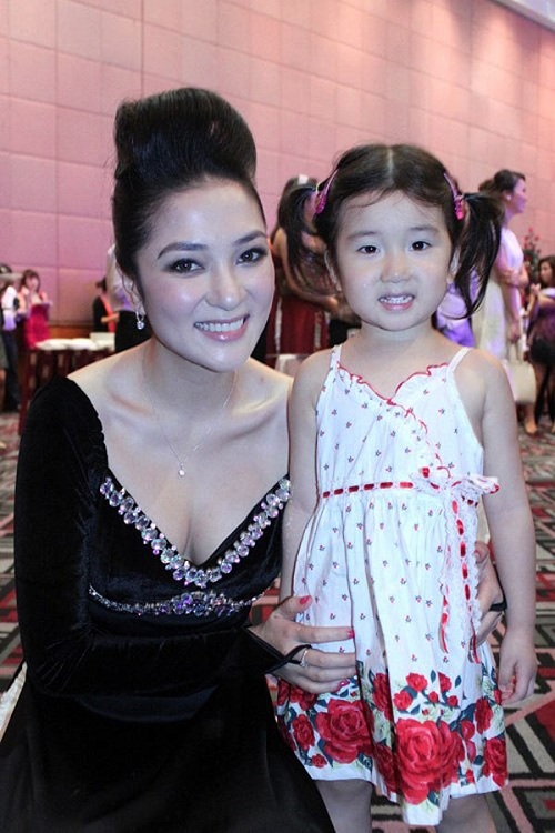 Những bà mẹ đơn thân sở hữu vòng một siêu gợi cảm của showbiz Việt