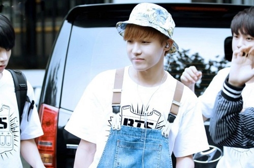 Học sao Kpop cách phối mũ tai bèo "chất chơi" cùng mọi loại trang phục