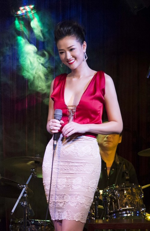 Những bà mẹ đơn thân sở hữu vòng 1 siêu gợi cảm của showbiz Việt