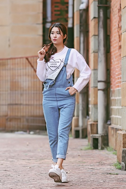 bestie phoi trang phuc voi giay sneakers