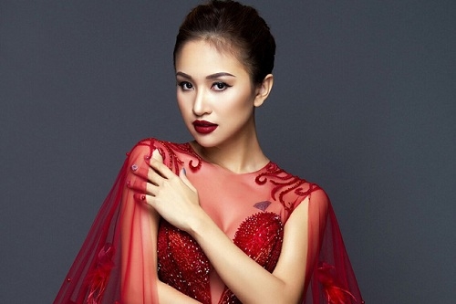 Những bà mẹ đơn thân sở hữu vòng 1 siêu gợi cảm của showbiz Việt