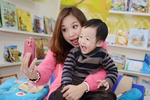 Những bà mẹ đơn thân sở hữu vòng 1 siêu gợi cảm của showbiz Việt