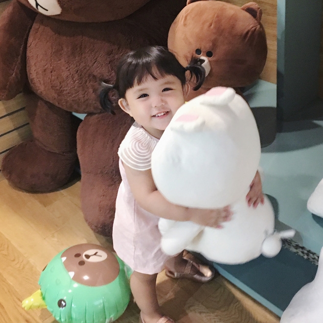 Bé gái Hàn Quốc với nụ cười ngọt như kẹo đường khiến dân mạng thích mê