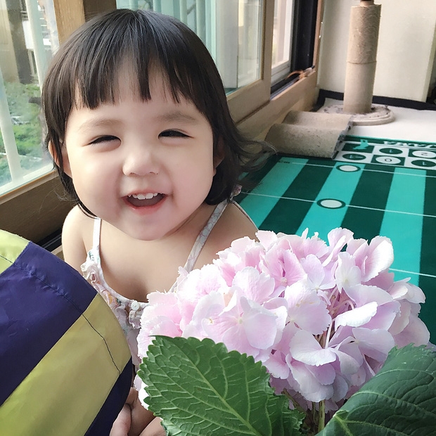 Bé gái Hàn Quốc với nụ cười ngọt như kẹo đường khiến dân mạng thích mê