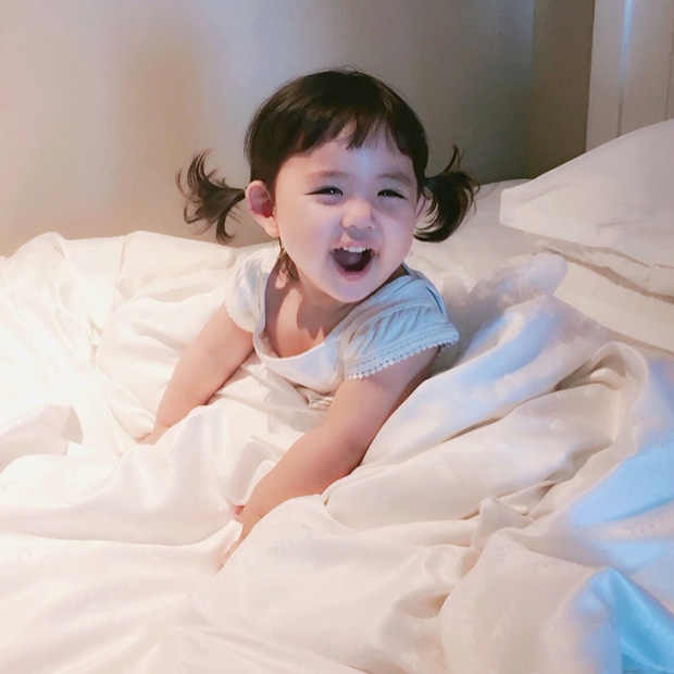 Bé gái Hàn Quốc với nụ cười ngọt như kẹo đường khiến dân mạng thích mê