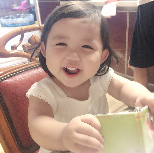 Bé gái Hàn Quốc với nụ cười ngọt như kẹo đường khiến dân mạng thích mê