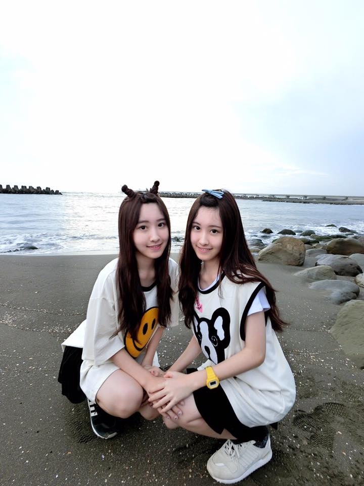 bestie cap chi em song sinh Sandy va Mandy