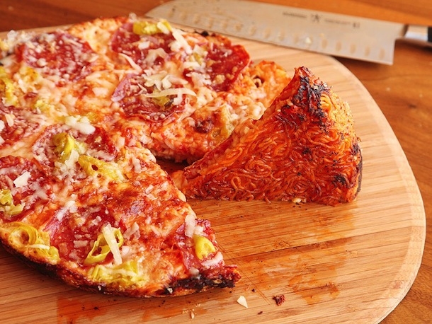 Biến hóa mì gói truyền thống thành pizza ngon lành, sang chảnh
