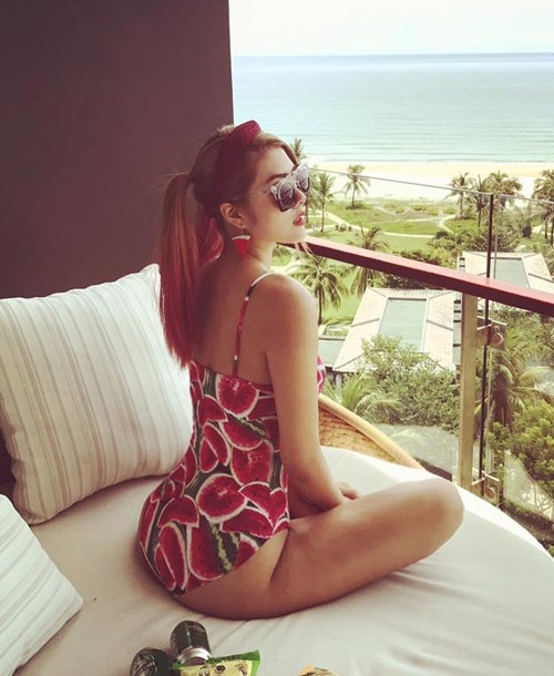 bestie sao nu Viet mac ao tam lo nep gap dui