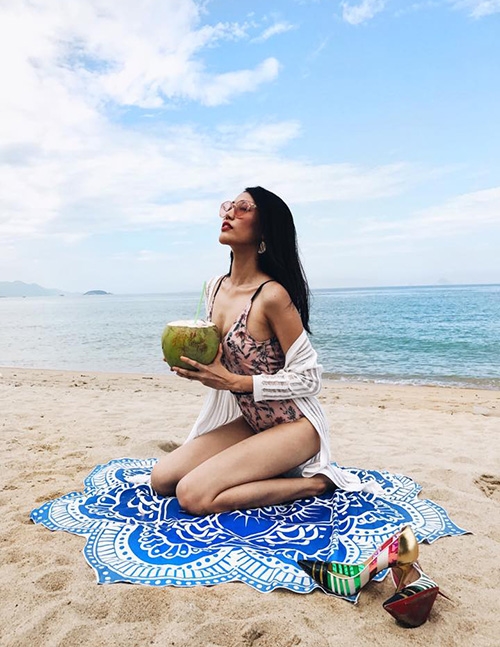 bestie sao nu Viet mac ao tam lo nep gap dui