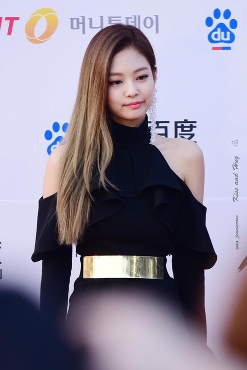 bestie phong cach Jennie Black Pink 18