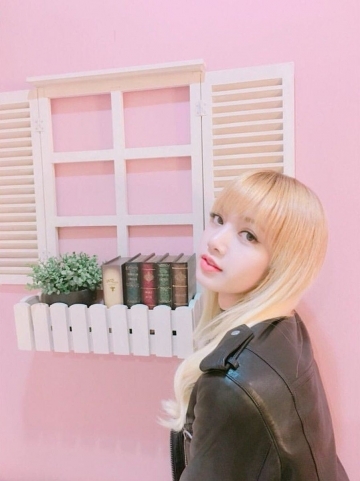bestie Lisa chinh la bup be song