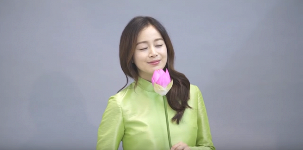bestie Kim Tae Hee mac ao dai Viet Nam