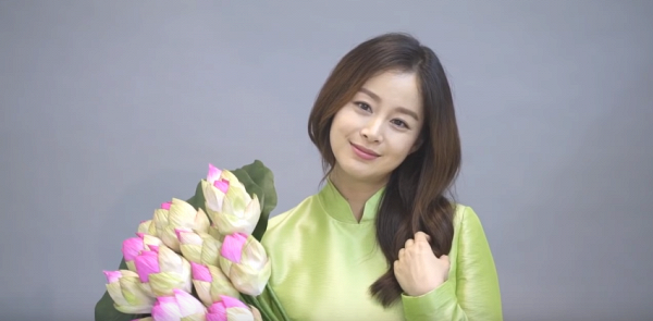 bestie Kim Tae Hee mac ao dai Viet Nam