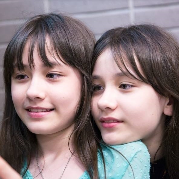 bestie chi em song sinh