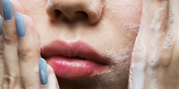Bỏ gấp những thói quen rửa mặt này nếu không muốn làn da bị sần sùi
