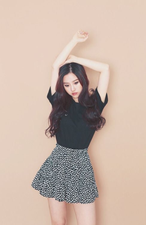 bestie phoi chan vay xoe