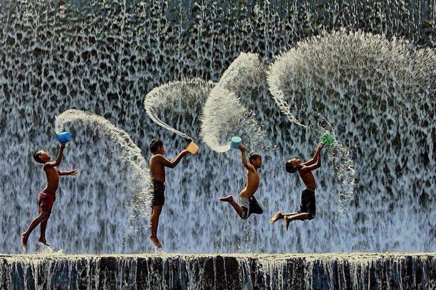 Những khoảnh khắc vui đùa của trẻ em trên khắp thế giới khiến bạn thấy yêu cuộc sống hơn