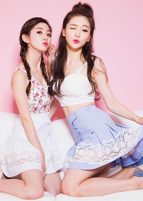 bestie phoi chan vay xoe