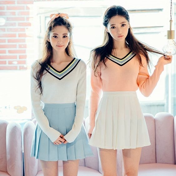 bestie phoi chan vay xoe