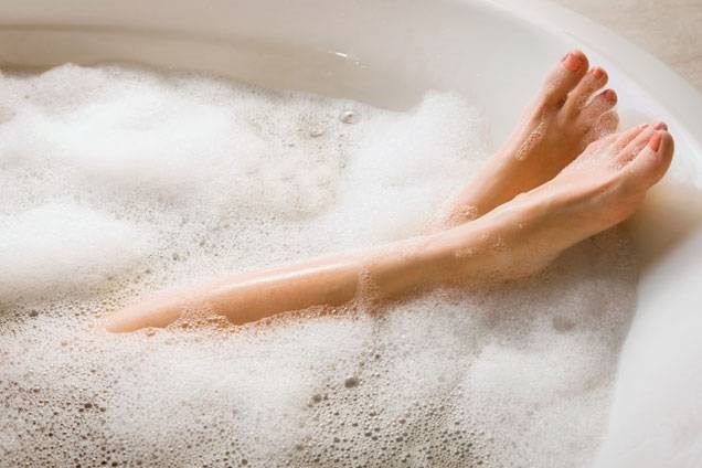 Lông mọc lại không bị rậm và cứng nếu nằm lòng các bước cạo lông chân