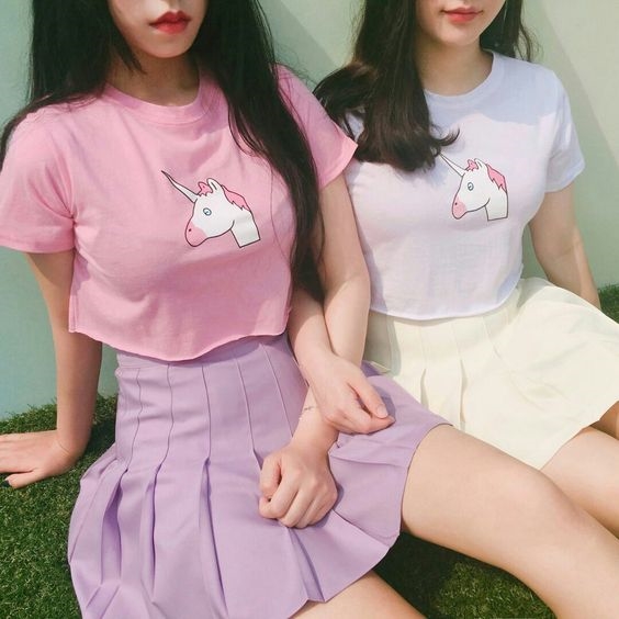 bestie phoi chan vay xoe