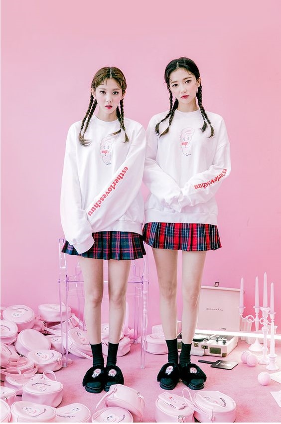 bestie phoi chan vay xoe