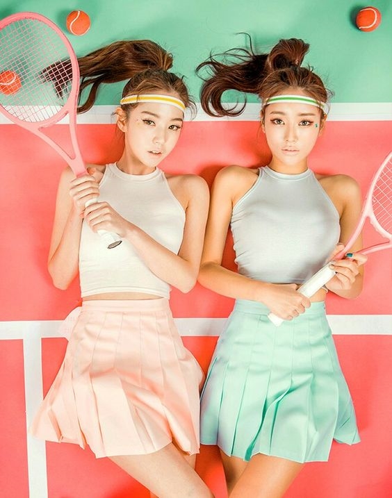 bestie phoi chan vay xoe