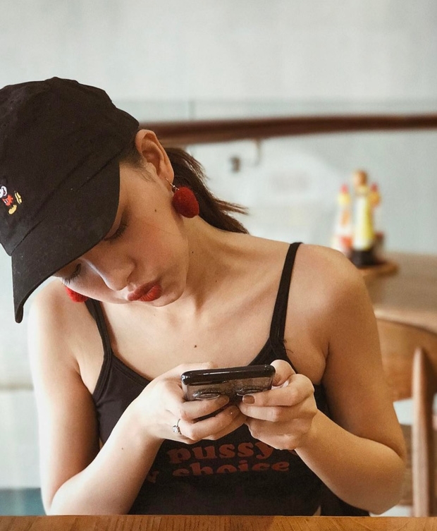 Sau khi đăng quang The Face, Tú Hảo lộ khoảnh khắc kém sắc ngoài đời