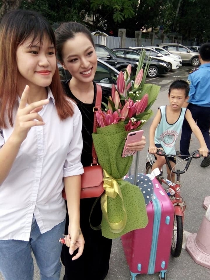 Sau khi đăng quang The Face, Tú Hảo lộ khoảnh khắc kém sắc ngoài đời