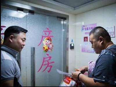 Xót xa khi biết được sự thật đằng sau mẩu giấy sản phụ nhét vào tay bác sĩ
