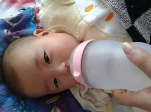 Xót xa khi biết được sự thật đằng sau mẩu giấy sản phụ nhét vào tay bác sĩ