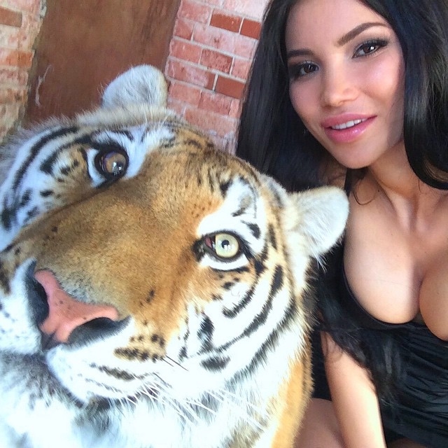 bestie nhung noi cam selfie