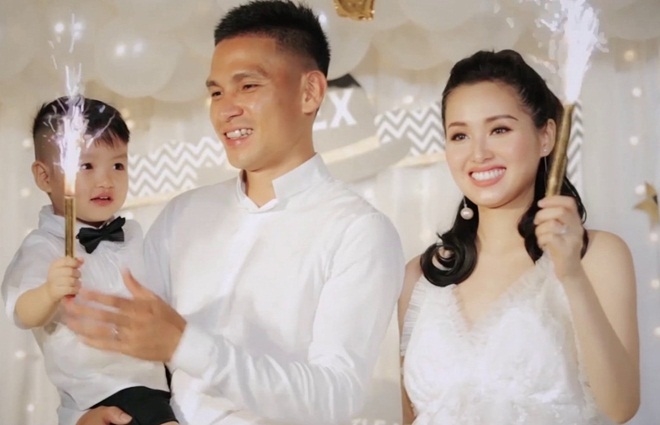 Bất chấp tâm bão với Maya, Tâm Tít chứng minh gia đình mình vẫn đang rất êm ấm khi liên tục khoe ảnh hạnh phúc bên ông xã doanh nhân Ngọc Thành cùng hai đứa con kháu khỉnh, đáng yêu.