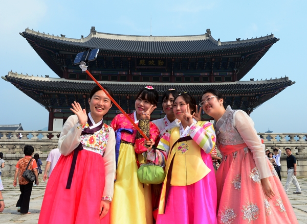 bestie nhung noi cam selfie