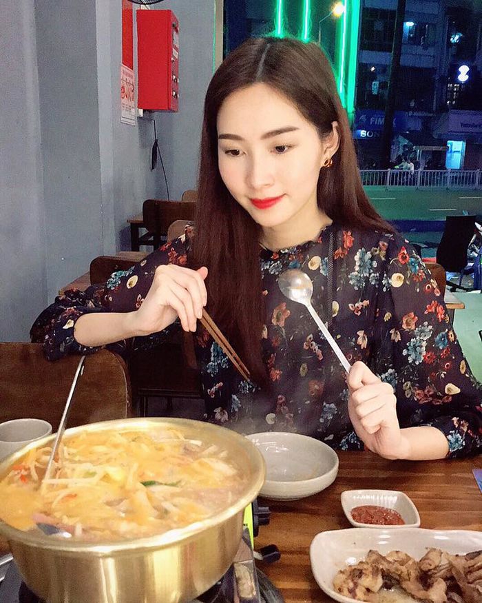 bestie sao viet thoi trang hoa tiet hoa