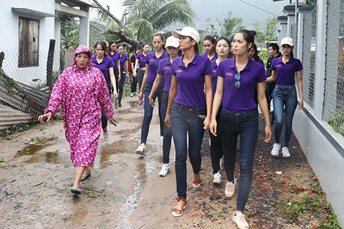Phạm Hương đến trao quà cho các gia đình gặp nạn trong bão số 12