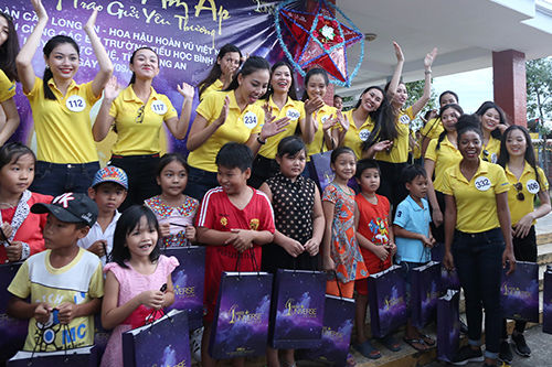 Hành trình thiện nguyện cộng đồng của thí sinh Hoa hậu Hoàn vũ 2017